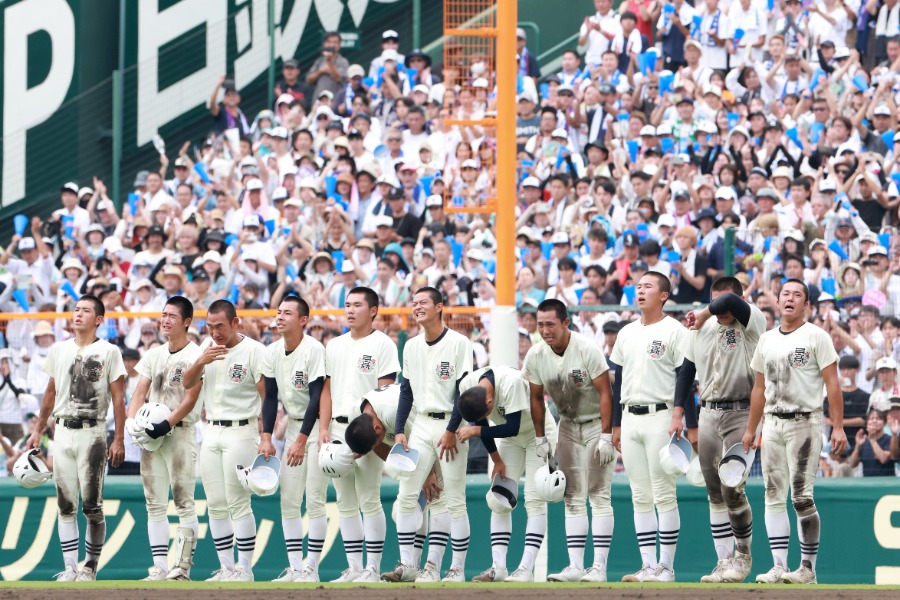 3塁側の沖縄尚学アルプスにも頭を下げる日大三ナイン【写真提供：産経新聞社】