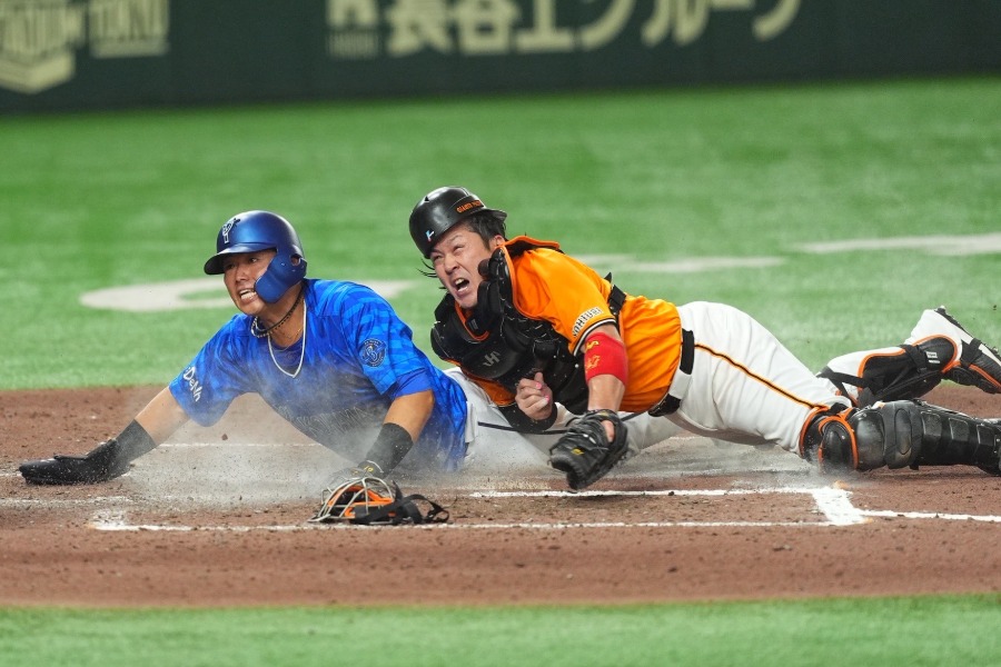 本塁で蛯名と交錯した巨人・甲斐拓也【写真：小林靖】