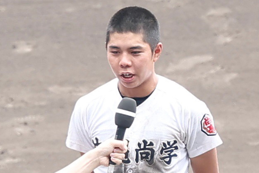 優勝インタビューに答えた沖縄尚学・真喜志拓斗【写真：加治屋友輝】