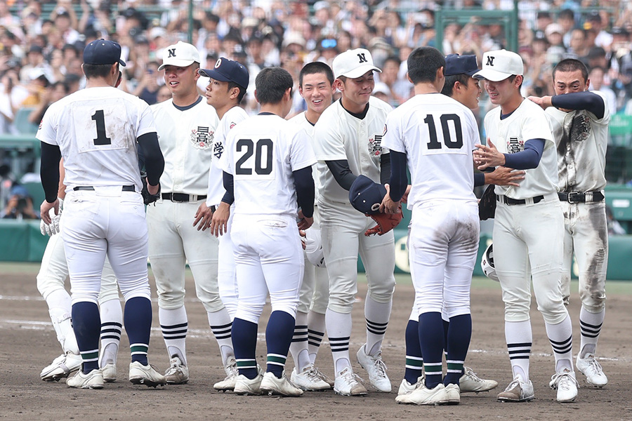 互いに健闘を称えた沖縄尚学ナインと日大三ナイン【写真:加治屋友輝】