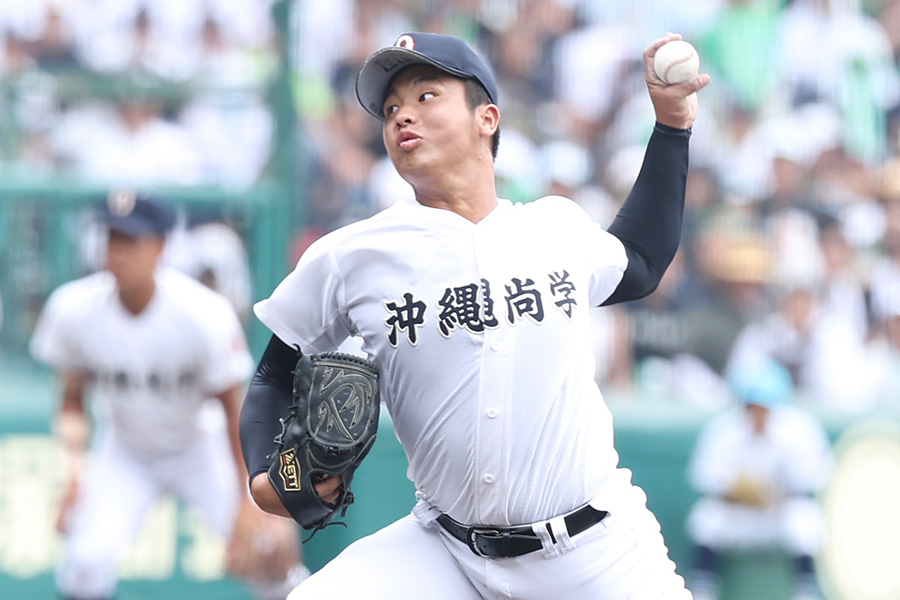 甲子園決勝で登板した沖縄尚学・末吉良丞【写真：加治屋友輝】