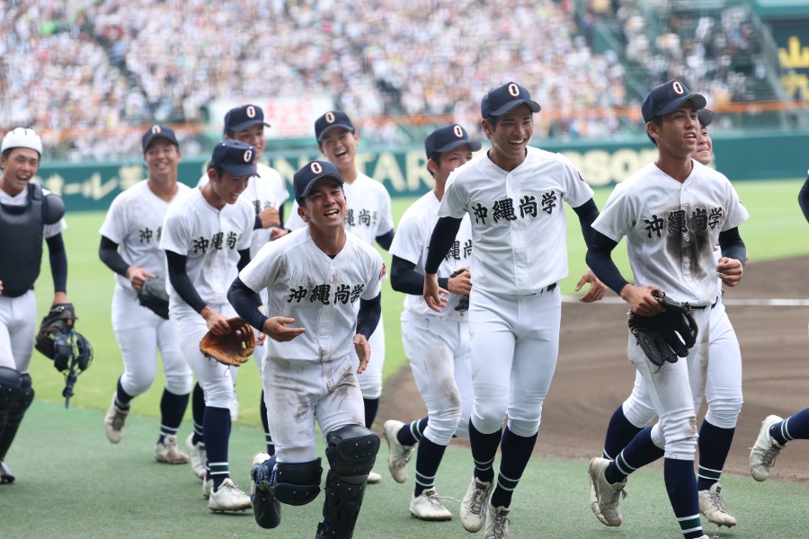 甲子園優勝を果たした沖縄尚学ナイン【写真:加治屋友輝】