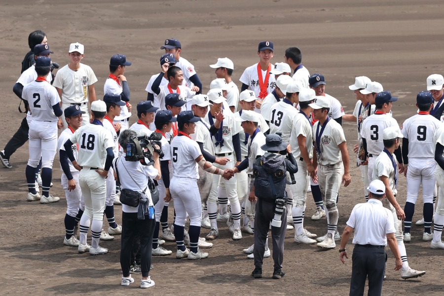 閉会式で握手する沖縄尚学ナインと日大三ナイン【写真:加治屋友輝】