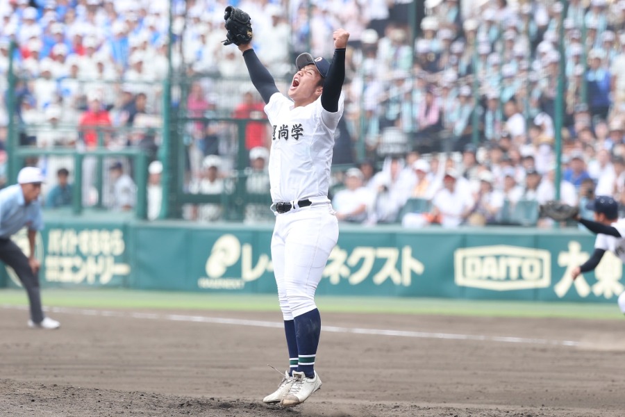 最後のアウトを取り喜びの表情を見せる沖縄尚学・末吉良丞【写真：加治屋友輝】