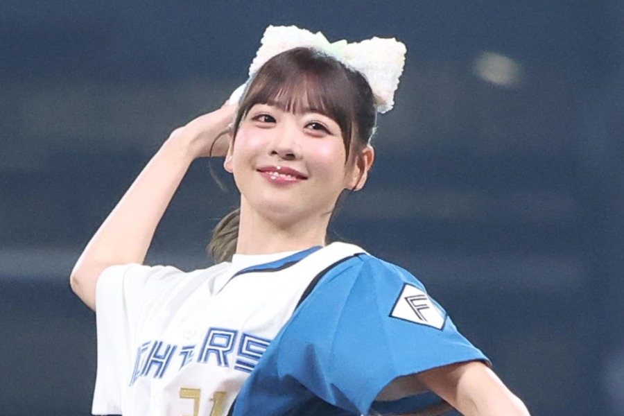 始球式を行った「FRUITS ZIPPER」の櫻井優衣さん【写真提供：産経新聞社】