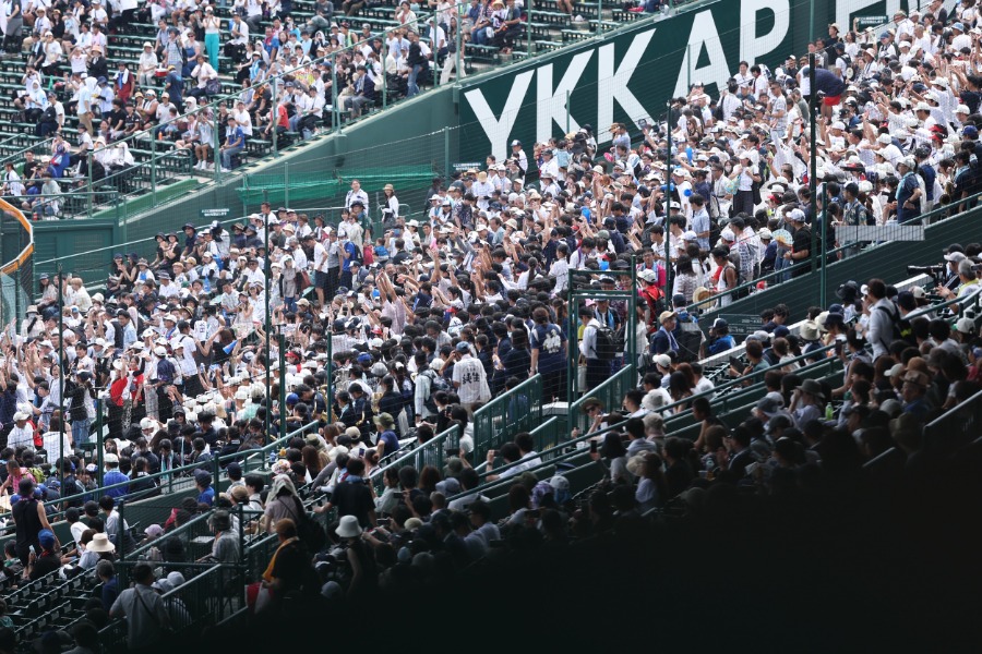 ウェーブが起こる甲子園のスタンド【写真:加治屋友輝】
