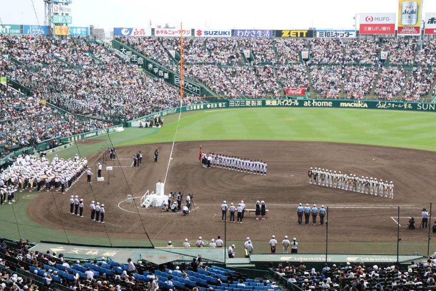 閉会式で並んだ両チームのナイン【写真：加治屋友輝】