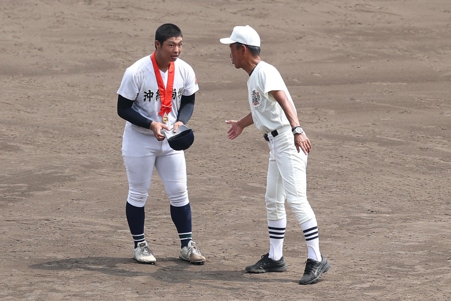 沖縄尚学・末吉に話しかける日大三・三木有造監督（右）【写真：加治屋友輝】