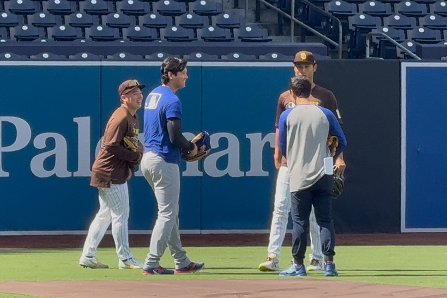 試合前に談笑するドジャース・大谷翔平とパドレス・松井裕樹、ダルビッシュ有【写真：上野明洸】