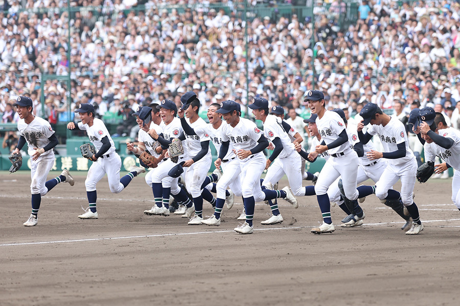 甲子園優勝を喜ぶ沖縄尚学ナイン【写真：加治屋友輝】