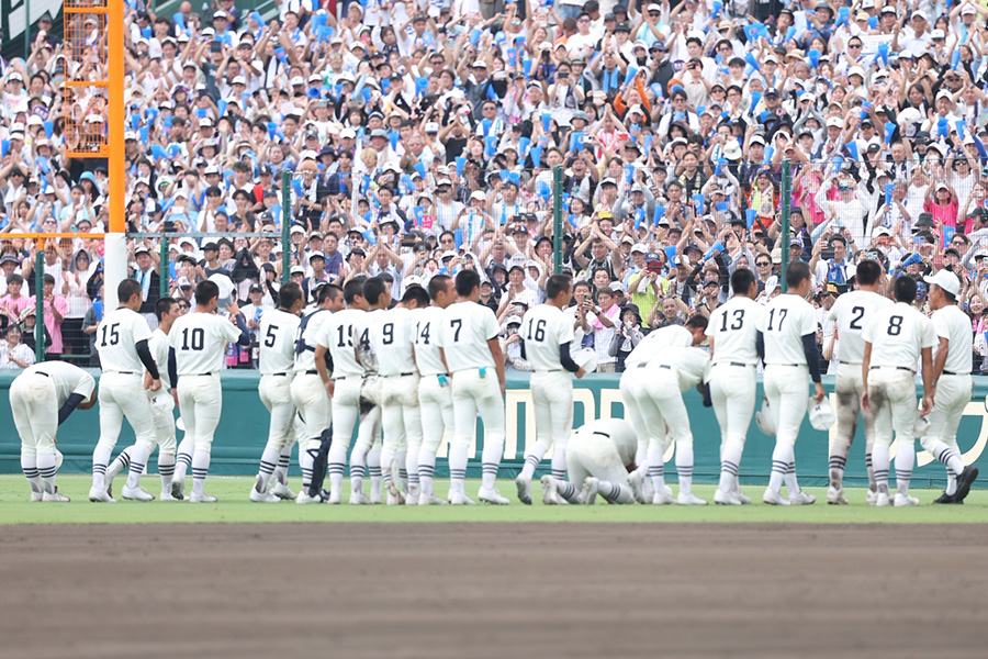 甲子園決勝に訪れた応援団に挨拶する日大三ナイン【写真：加治屋友輝】