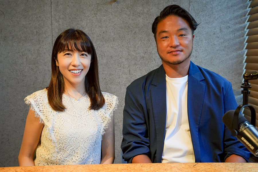 「Full-Count LAB」に出演した近藤一樹氏（右）と番組MCの新保友映さん【写真：編集部】