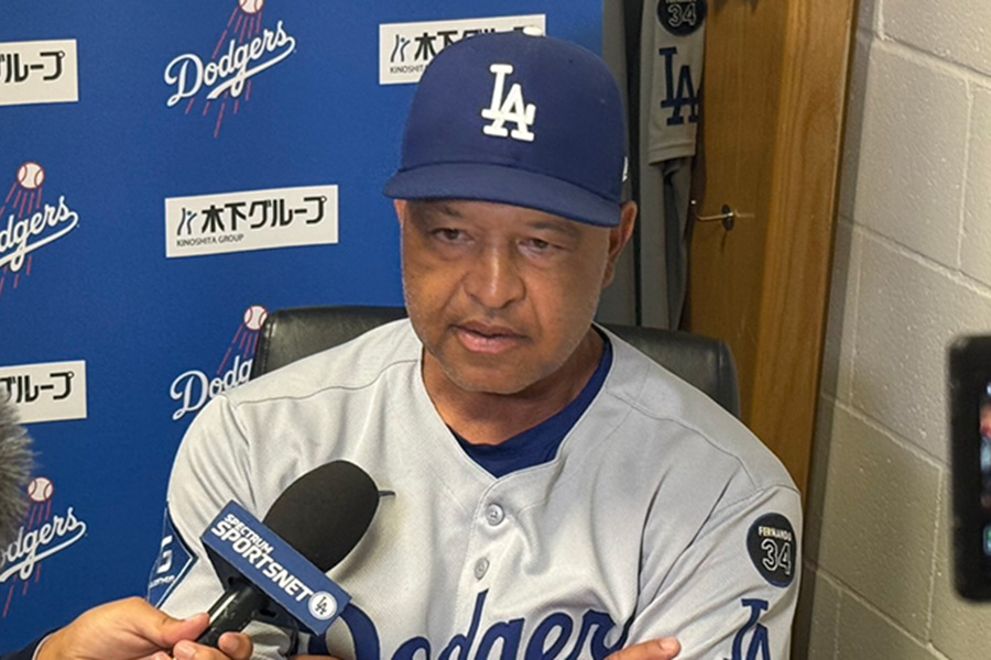 試合後、取材に応じるドジャースのデーブ・ロバーツ監督【写真：上野明洸】