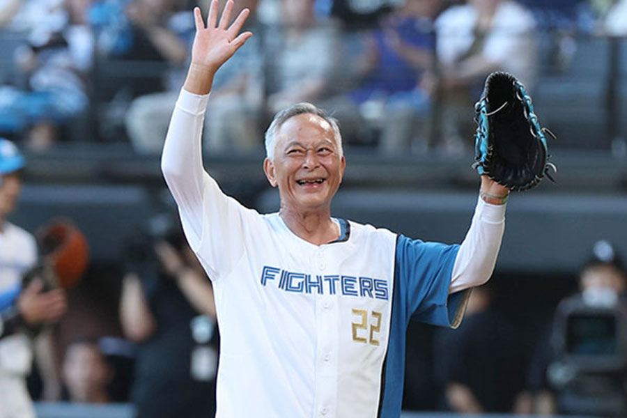 始球式に登場した映画監督のジョニー・トー氏【写真提供:産経新聞社】