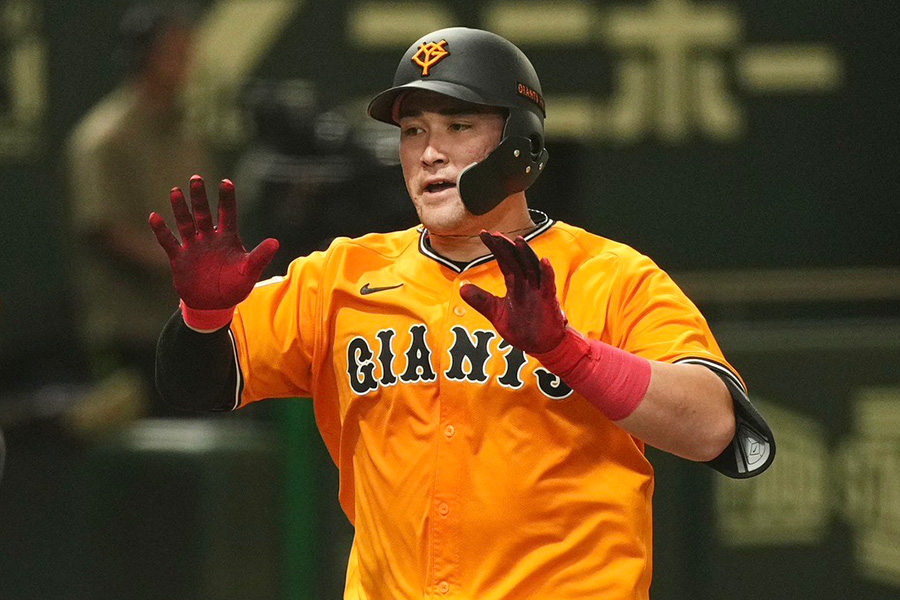 看板直撃の本塁打を放った巨人のリチャード【写真：小林靖】