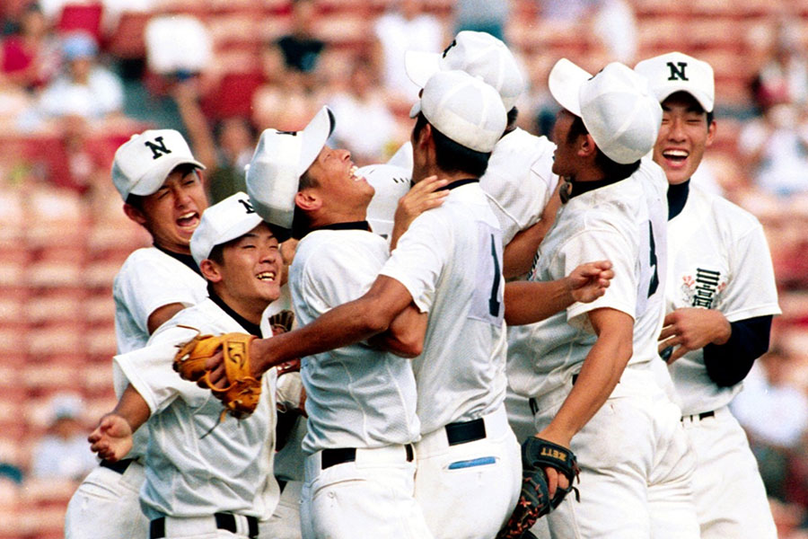 2001年、夏の甲子園を制した日大三高ナイン【写真提供：産経新聞社】