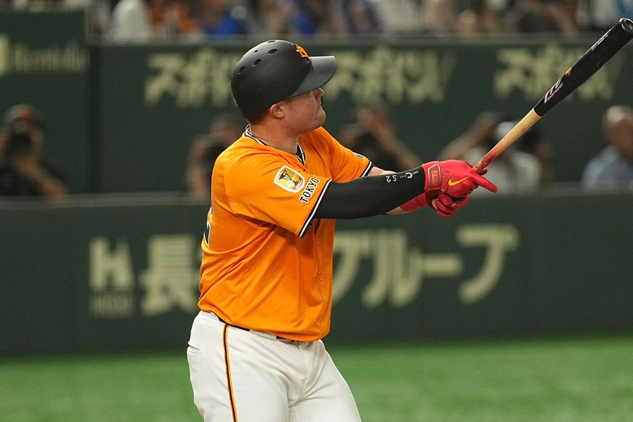看板直撃の8号ソロを放った巨人・リチャード【写真：小林靖】