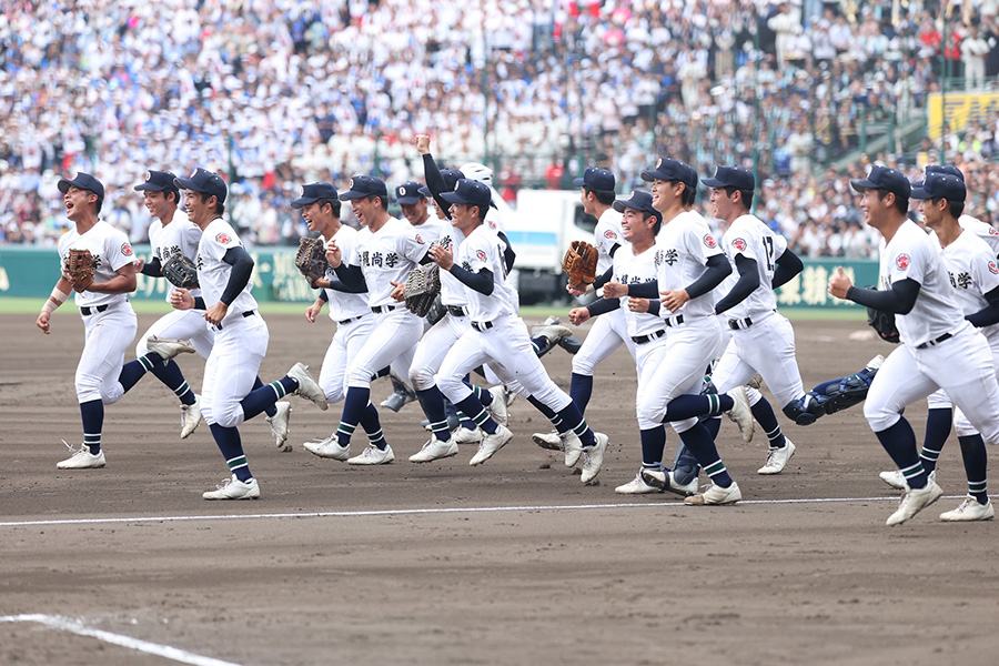 甲子園に優勝し喜ぶ沖縄尚学ナイン【写真：加治屋友輝】
