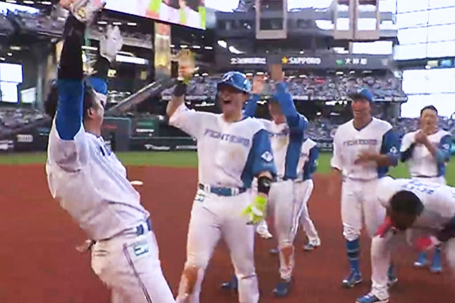 サヨナラ勝利を喜ぶ日本ハムナイン【画像：パーソル パ・リーグTV】
