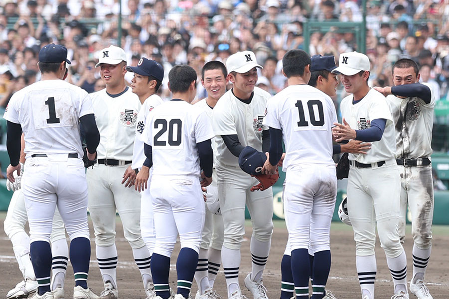 試合終了後、会話する両校ナイン【写真：加治屋友輝】