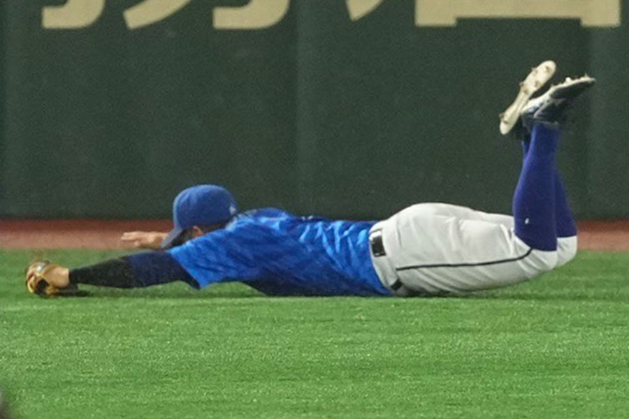 6回、巨人・岡本の打球を好捕したDeNA・桑原将志【写真:小林靖】