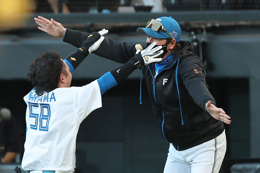 サヨナラ打を放った日本ハム・奈良間大己（左）を迎える新庄剛志監督【写真提供：産経新聞社】