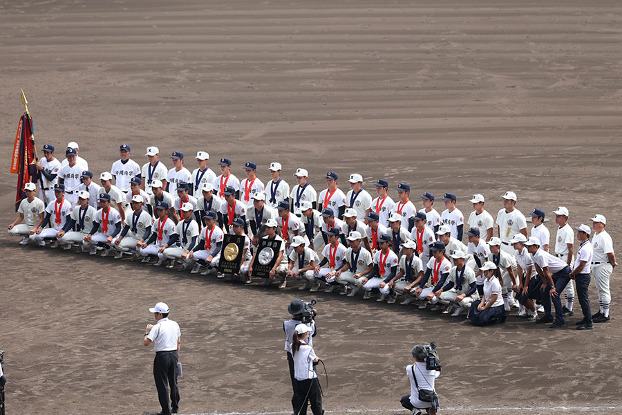 試合後には両校ナインが入り混じり、記念撮影が行われた【写真:加治屋友輝】