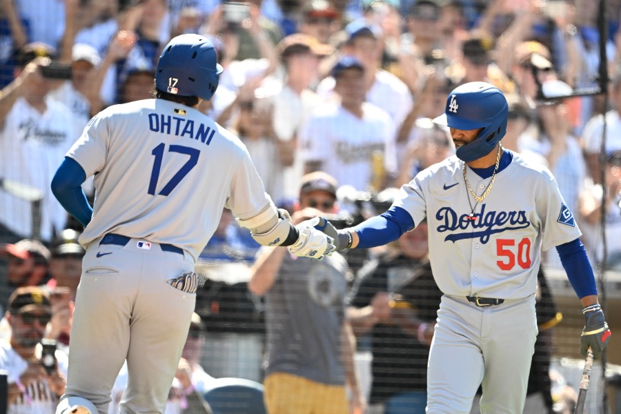 45号を放ちハイタッチするドジャース・大谷翔平(左)とムーキー・ベッツ【写真:アフロ】