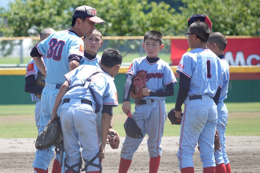 マウンドに集まる東16丁目フリッパーズナイン【写真：橋本健吾】