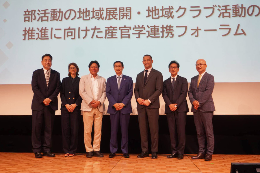 「産官学連携フォーラム」に参加した栗山氏（右から2人目）をはじめとした出演者【写真：尾辻剛】