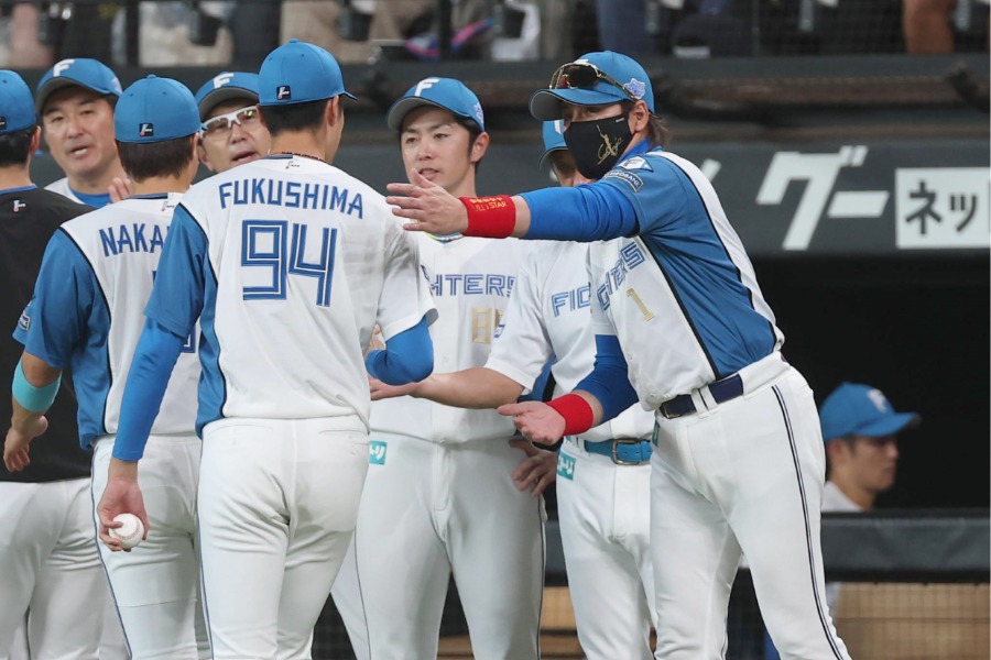 エスコンフィールドでソフトバンク戦に勝利し、選手たちを出迎える日本ハム・新庄剛志監督【写真提供：産経新聞社】