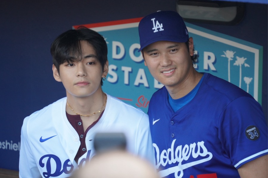 試合前のベンチで交流した「BTS」のVさん（左）とドジャース・大谷翔平【写真：上野明洸】
