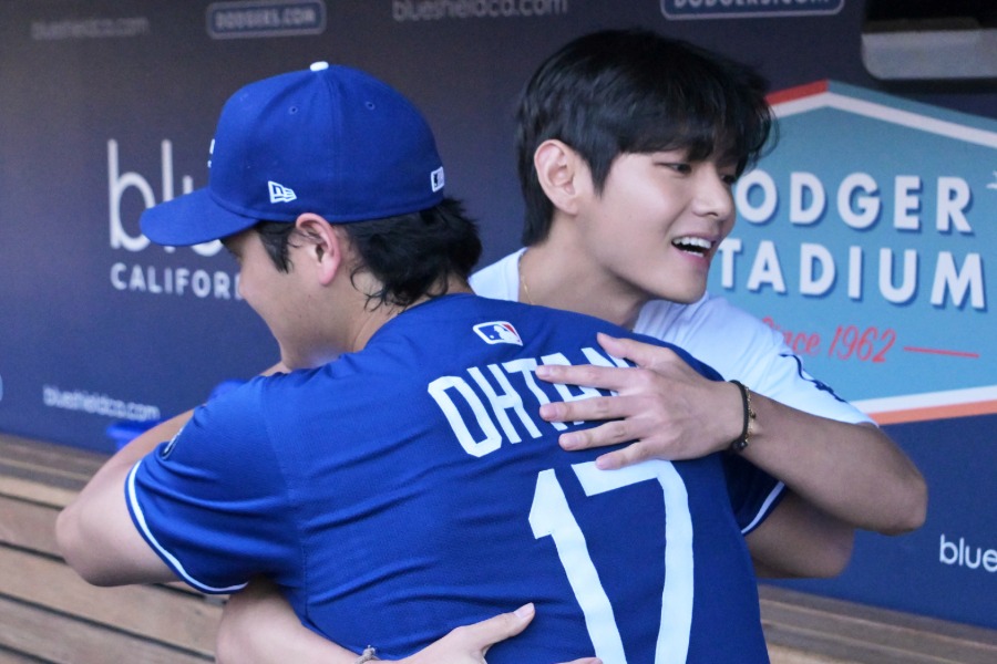 ベンチでハグする「BTS」のVさん（右）とドジャース・大谷翔平【写真：アフロ】