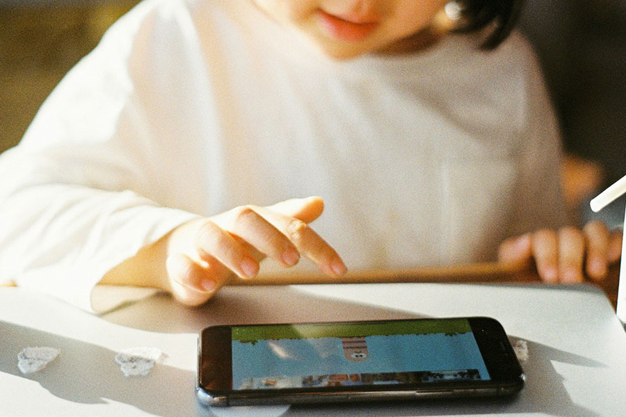 電子機器から子どもの目を守るためにできる対策とは（写真はイメージ）