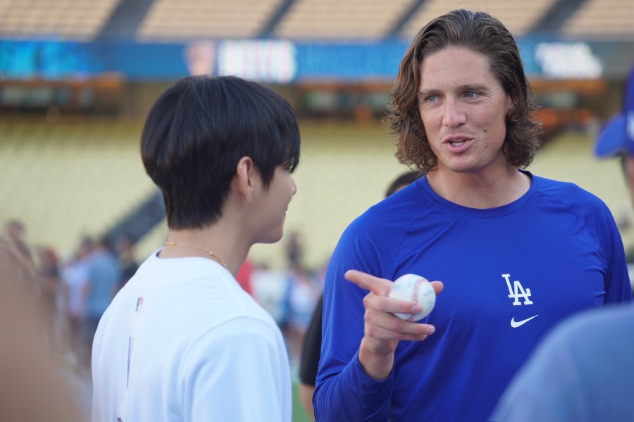 試合前に交流した「BTS」のVさん（左）とドジャースのタイラー・グラスノー【写真：上野明洸】