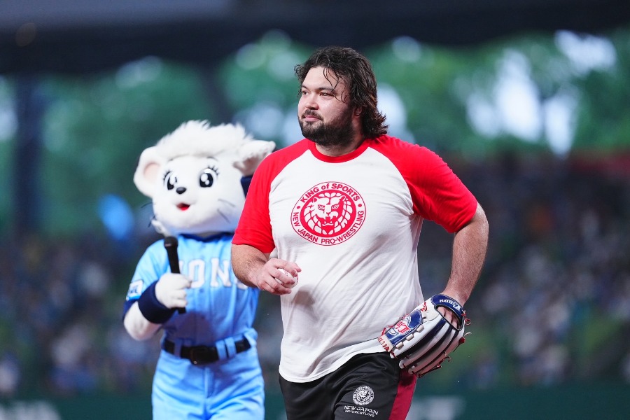 始球式に登場したプロレスラーのウルフ・アロン氏【写真：荒川祐史】