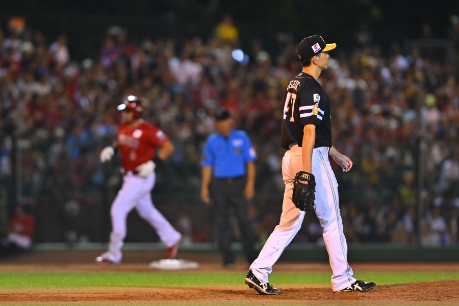 満塁弾を許したソフトバンク・大関友久【写真：古川剛伊】