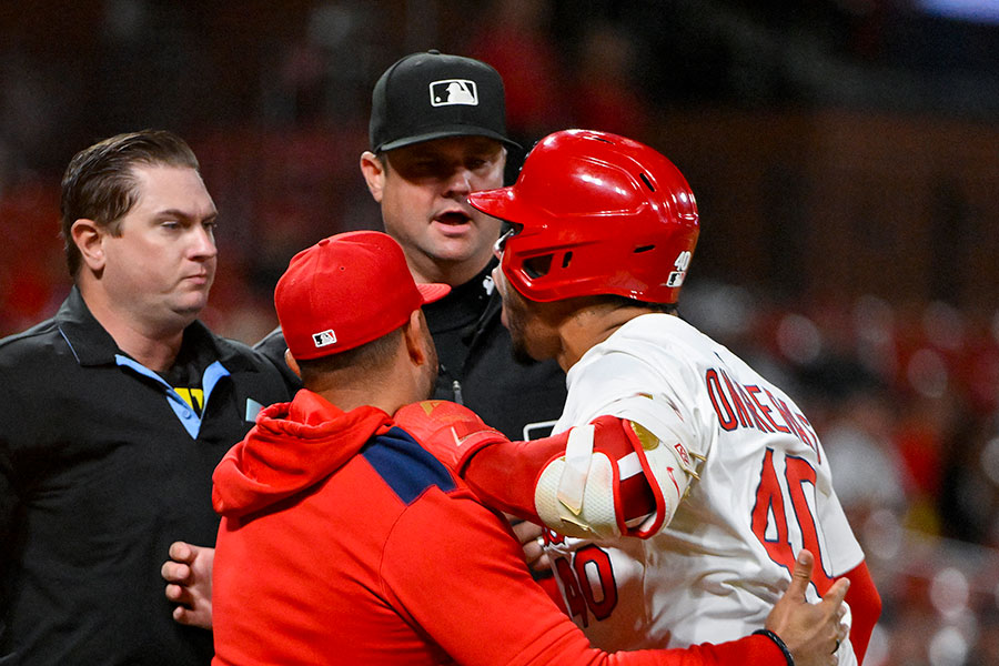 審判に詰め寄るカージナルスのウィルソン・コントレラス【写真：ロイター】