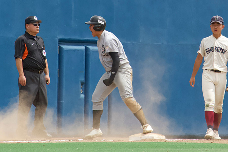 逆転打を放ち、三塁上で感情を爆発させた【写真：磯田健太郎】