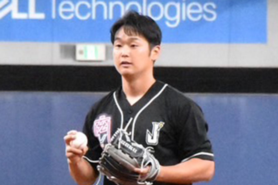 始球式に登場した内田聖人さん【写真：編集部】