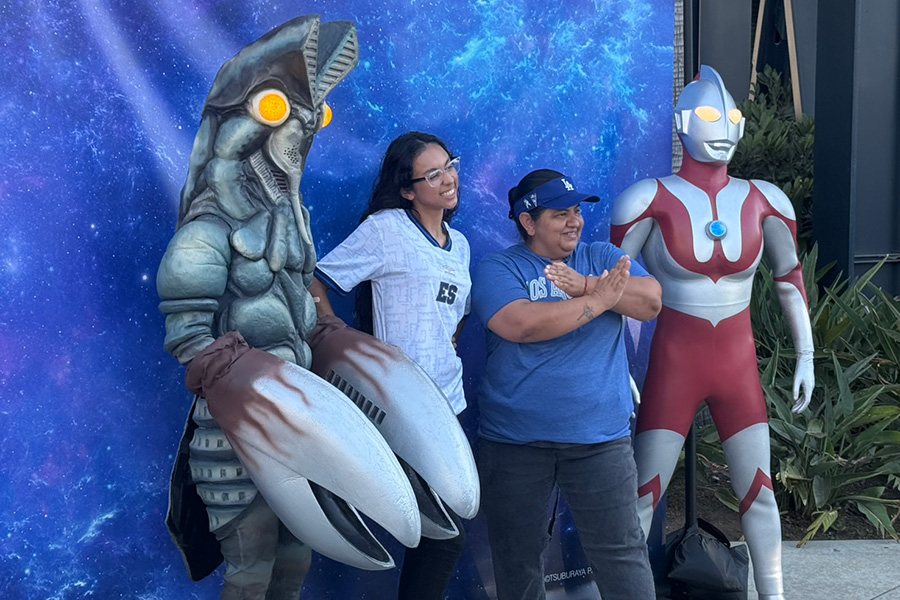 ファンと記念撮影するウルトラマンとバルタン星人【写真：上野明洸】