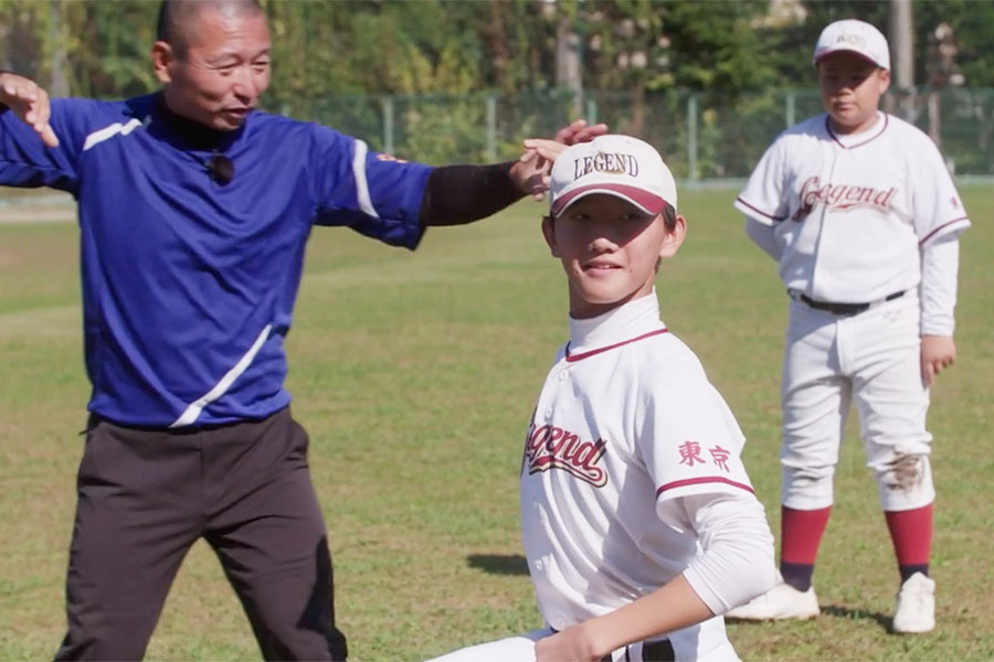 投球フォームを指導する塩多雅矢氏【写真：編集部】