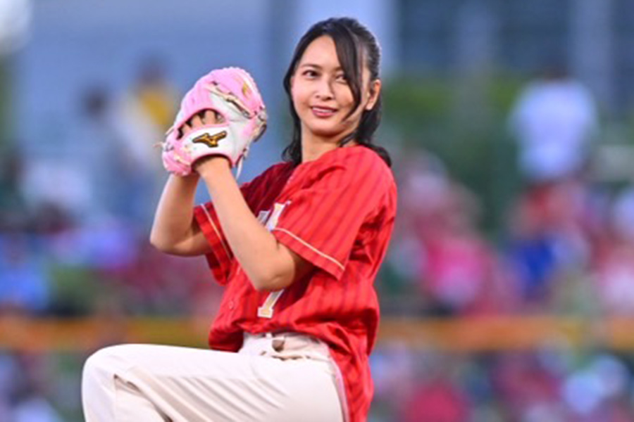 始球式に登場した俳優の加藤夏希さん【写真：古川剛伊】