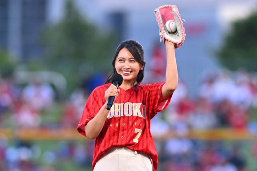 始球式に登場した俳優の加藤夏希さん【写真：古川剛伊】