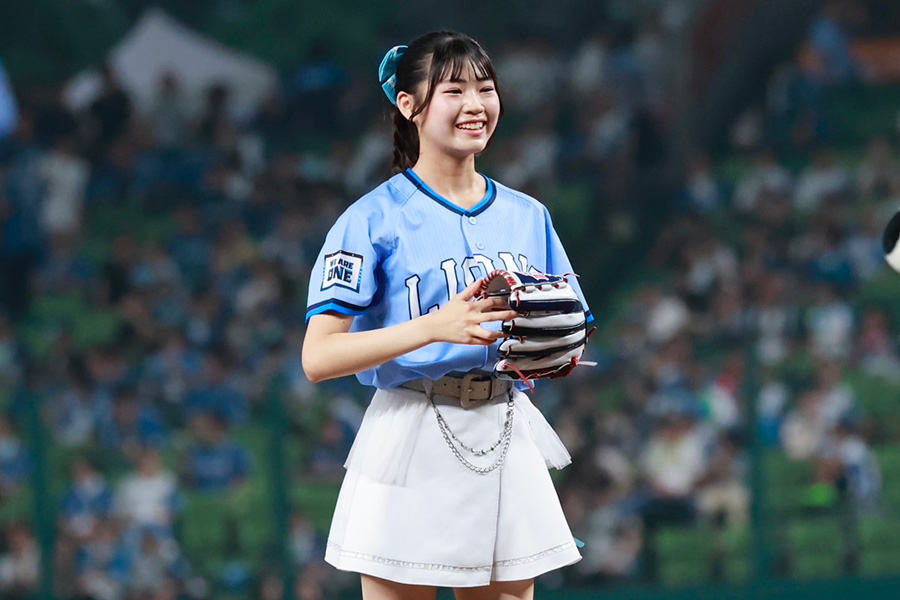 始球式に登場した「YUM!-TUK!」の末永澪璃さん【写真：小池義弘】