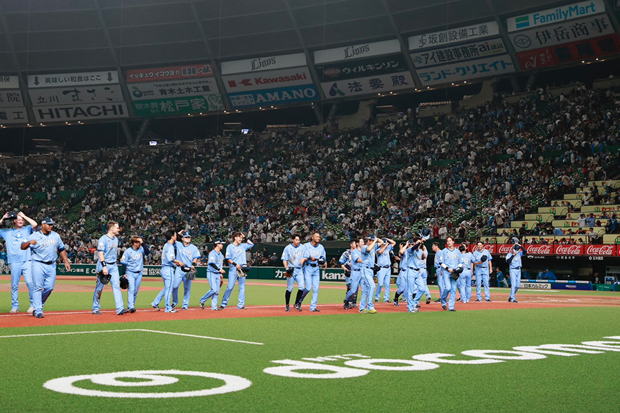試合終了後、ファンに挨拶する西武ナイン【写真：小池義弘】