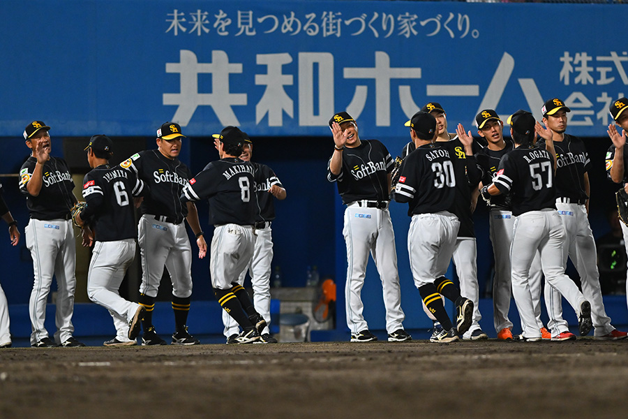 楽天に勝利し、ハイタッチするソフトバンクナイン【写真：古川剛伊】