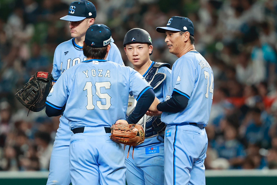 マウンドに集まる西武ナイン【写真：小池義弘】