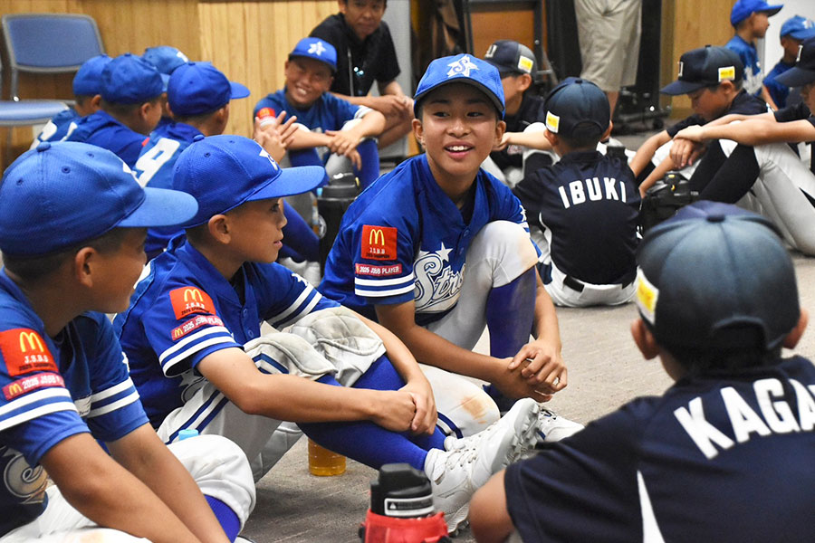 試合直後に実施されると徐々に打ち解けていった【写真：川浪康太郎】