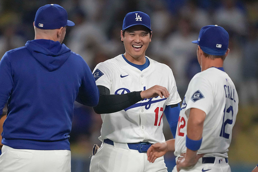 試合後に同僚とハイタッチするドジャース・大谷翔平【写真：ロイター】